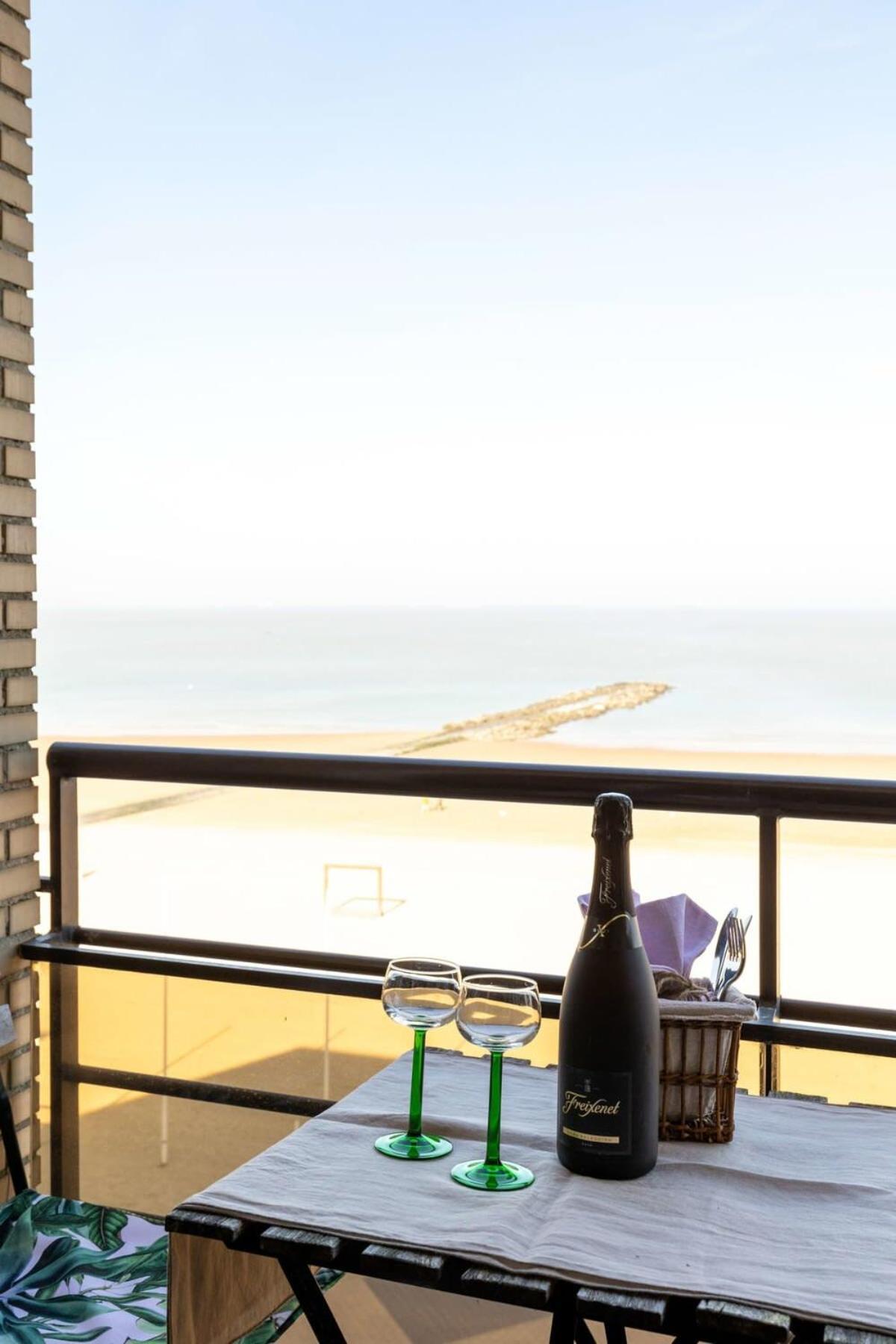 Huswell - Beautiful Spacious Studio With Frontal Sea View Knokke-Heist Buitenkant foto