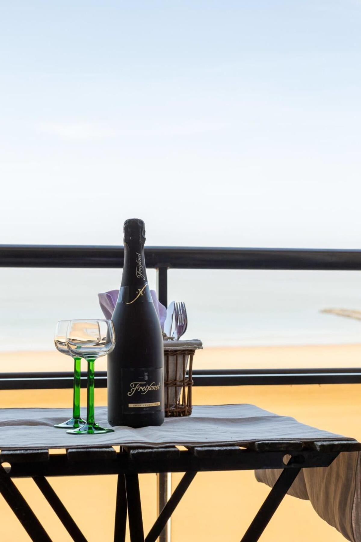 Huswell - Beautiful Spacious Studio With Frontal Sea View Knokke-Heist Buitenkant foto